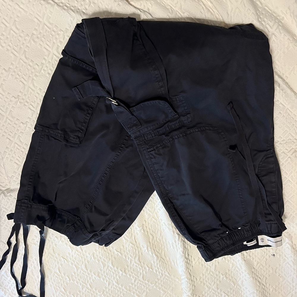 Abercrombie and Fitch Black Cargo Pants size XS